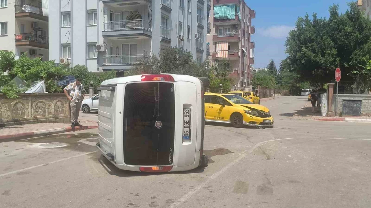 Taksi ile çarpışan hafif ticari araç yan yattı: Sürücünün burnu bile kanamadı