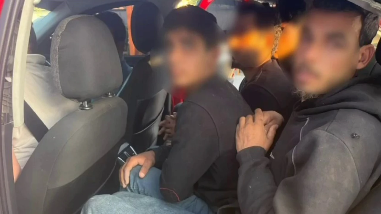 Taksiyle göçmen kaçıran insan tacirleri polisten kaçamadılar