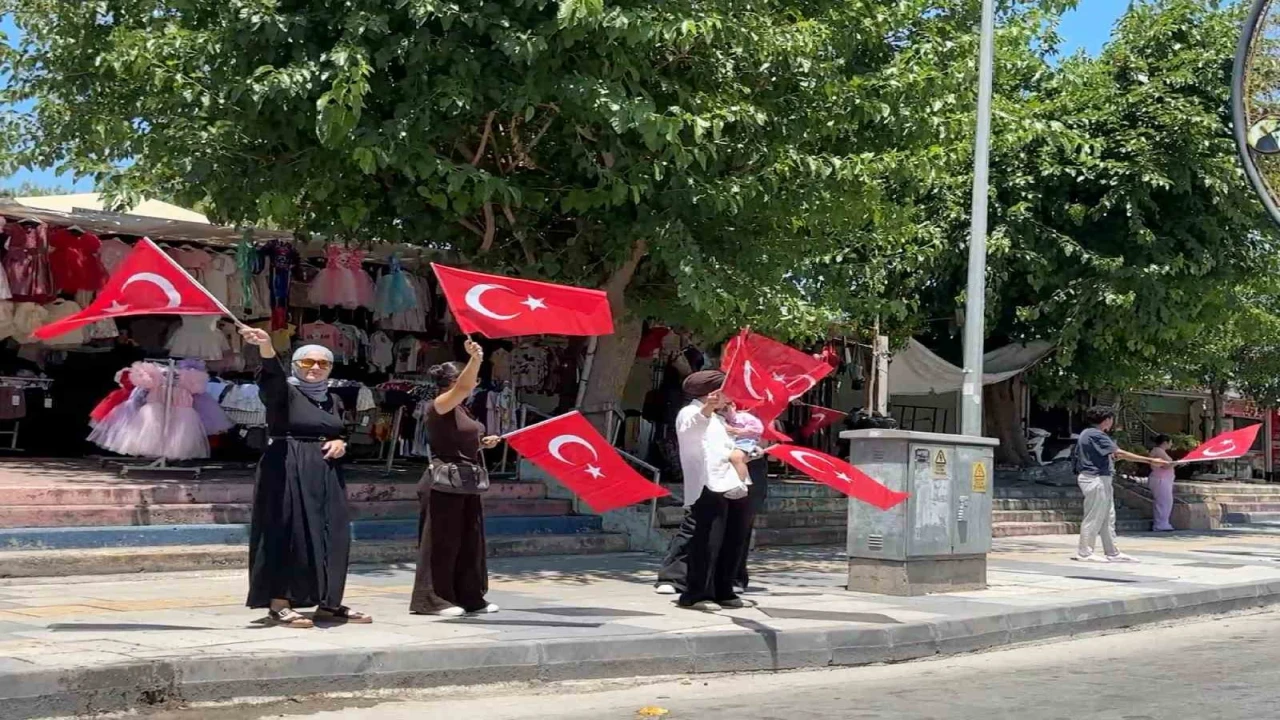 Tarsusta milli heyecan caddelere taştı