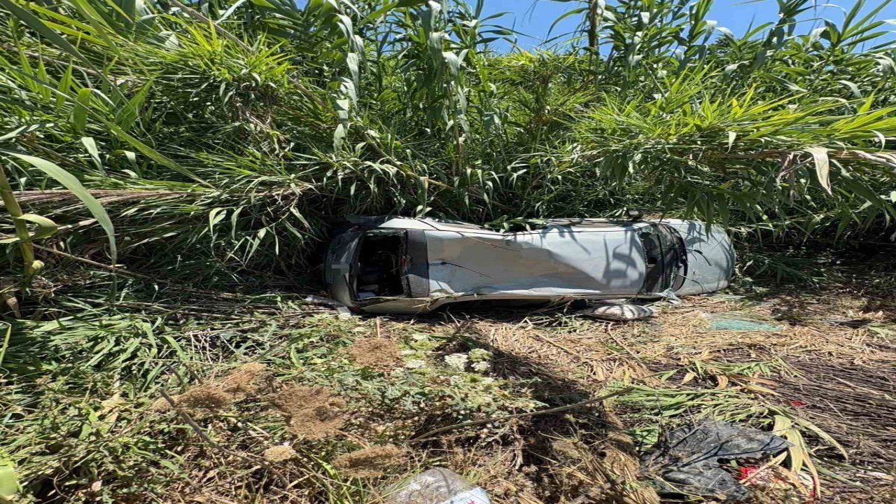Ticari araç ile çarpışan otomobil bahçeye devrildi: 2 yaralı