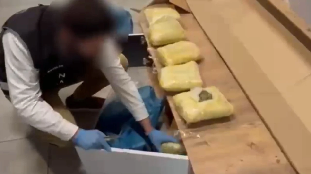 TV ünitesinde uyuşturucu gizleyip, kargoyla uyuşturucu sevkiyatına polis engeli