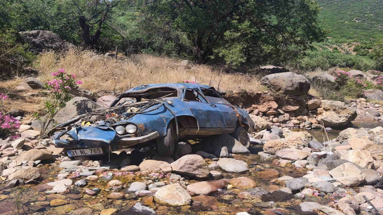 Uçurumdan yuvarlanarak hurdaya dönen otomobilin sürücüsü yaralandı