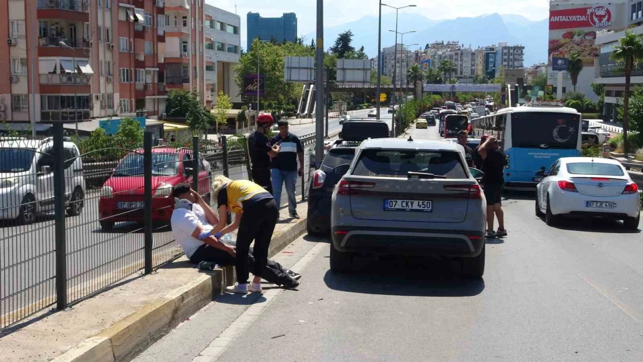 Üst geçitte 4 araç birbirine girdi: 1 yaralı