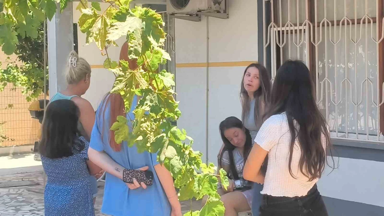 Yangını haber alınca koşarak geldi, vatandaşların apartmandan çıkardığı kızına sarıldı