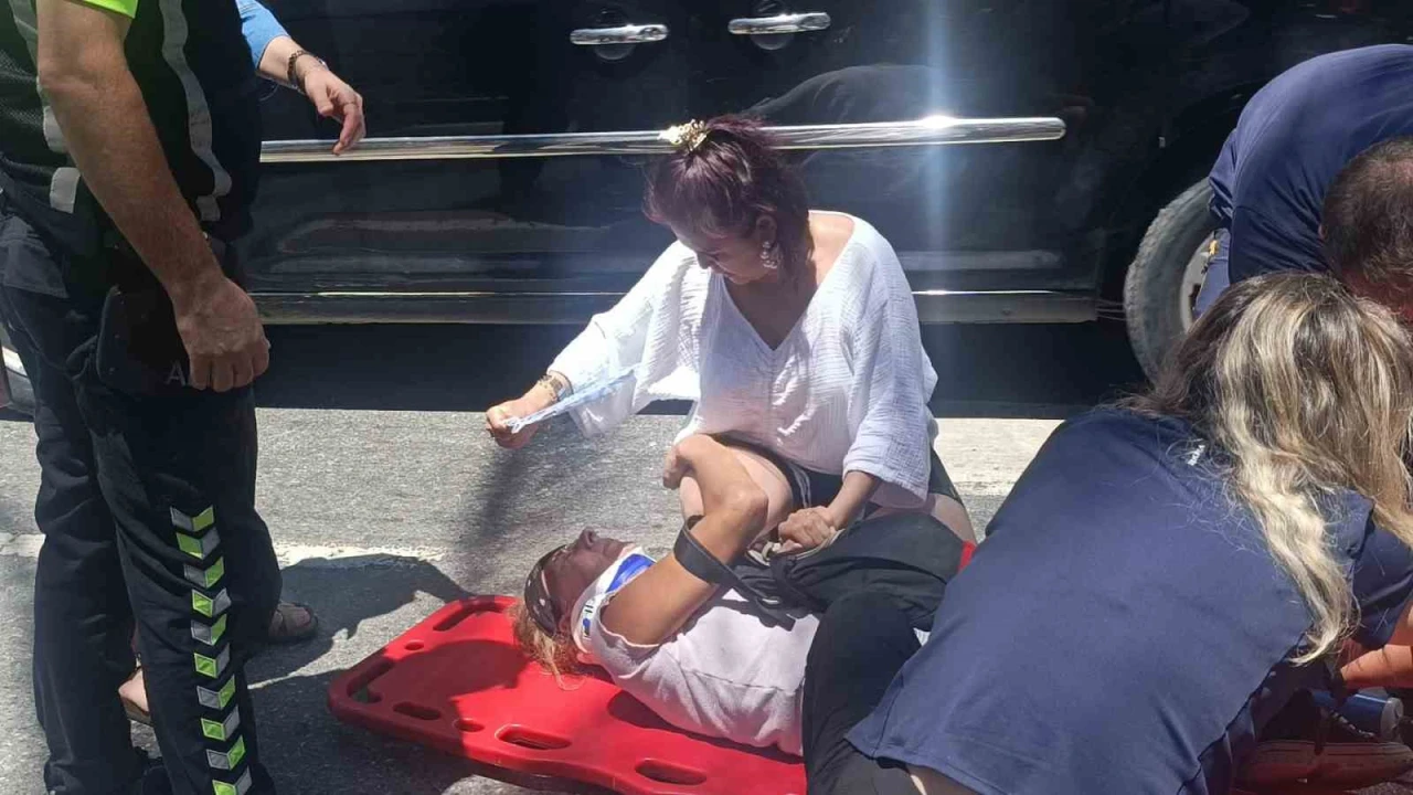Yaya geçidinde motosikletin çarptığı Alman kadın turist yaralandı