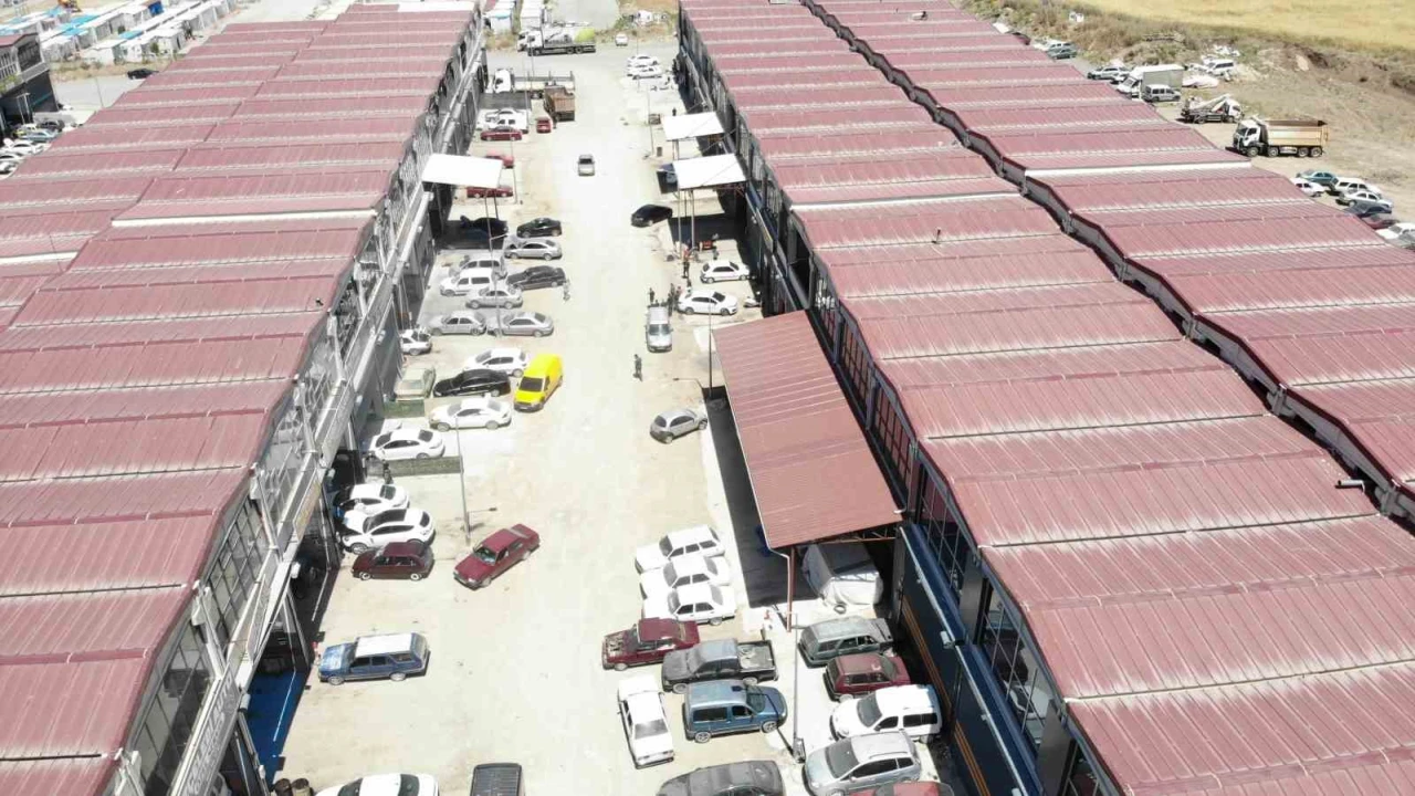 Yazın toz, kışın çamur çilesi esnafı bezdirdi: Burayı belediyenin yapması gerekiyor