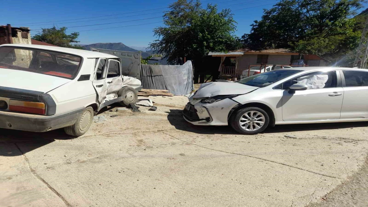 Adanada otomobiller çarpıştı: 2 yaralı