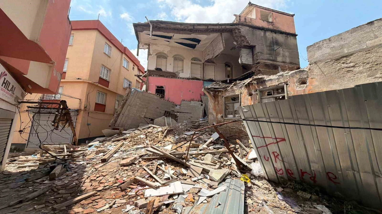 Adanada yıkılan metruk binanın enkazı 48 gündür kaldırılmadı