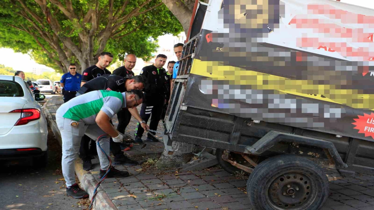 Ağaca zincirlenen römork reklam panosu oldu, ekipler kaynak makinesiyle müdahalede bulundu
