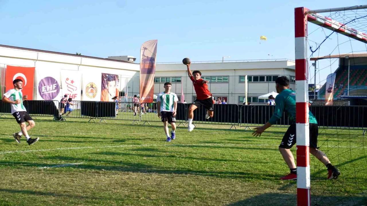 Alanyada 2 bin kişilik hentbol şöleni başladı