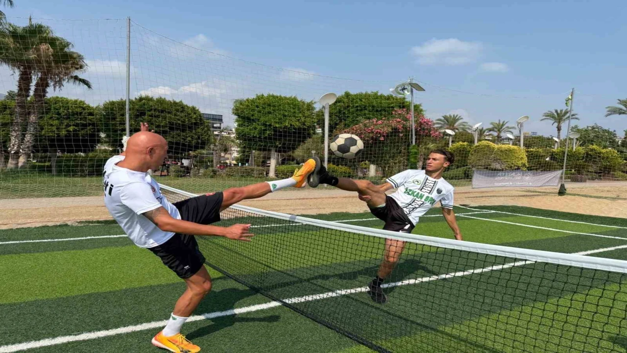 Alanyada geleneksel futnet ayak tenisi turnuvası başlıyor