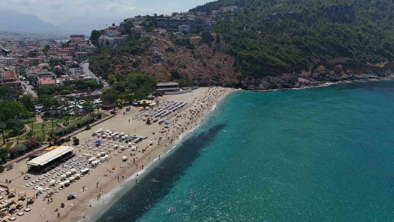Alanyada hava 33, deniz 29 dereceyi gördü, turistler denize koştu