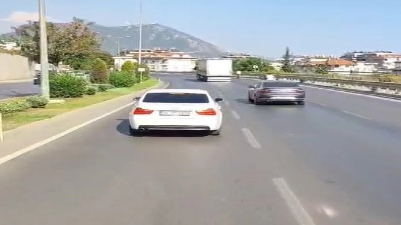 Alanyada itfaiyeye yol vermeyen sürücü cep telefonu kamerasında