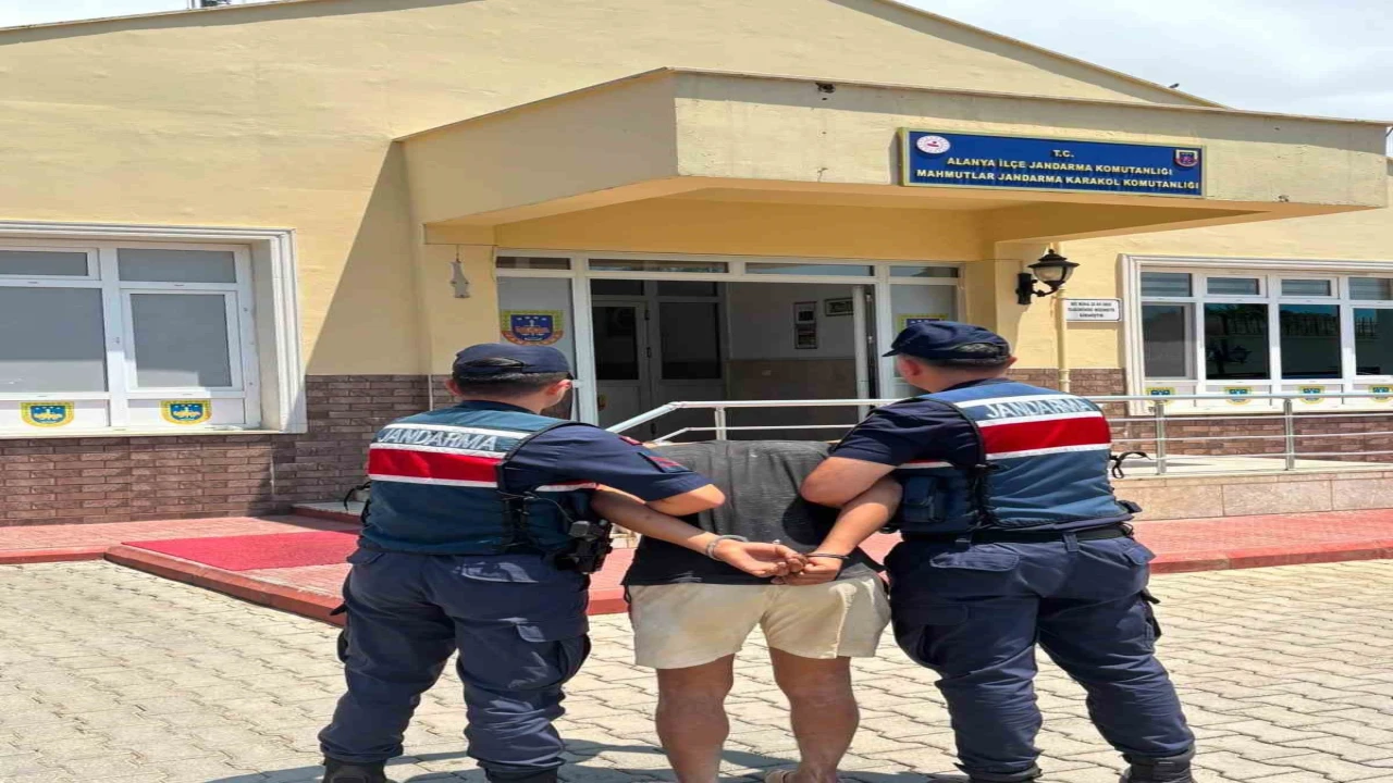Alanyada jandarmayım deyip hesap ödemeden ayrılan şüpheliye operasyon
