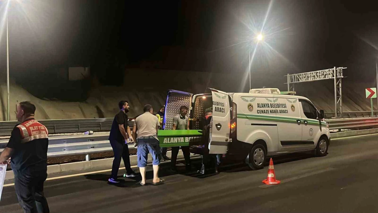 Alanyada motosiklet bariyerlere çarptı, sürücü hayatını kaybetti