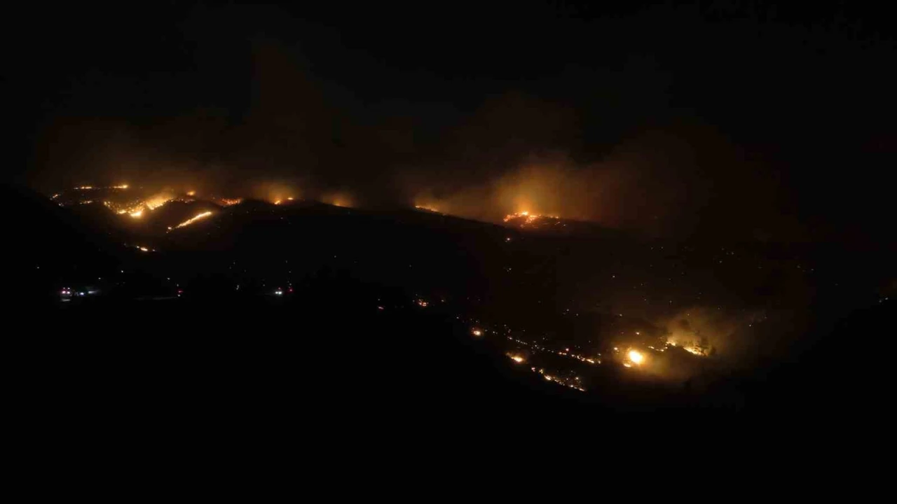 Alanyadaki orman yangınına gece saatlerinde müdahale sürüyor