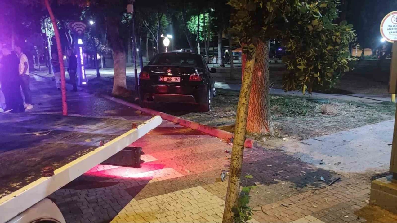 Alkollü aday sürücü kaldırıma çıktı, ehliyetine el konuldu
