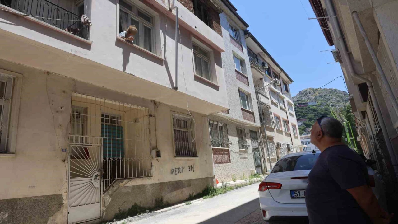 Alzaymır hastası yaşlı kadının Allahım beni kurtarın, korkuyorum ve kimsem yok bağrışları mahallenin vicdanını sızlatıyor