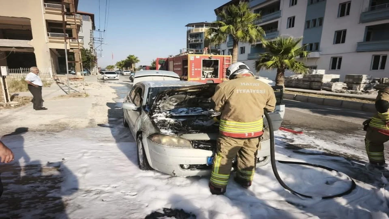 Antakyada aracın motorundan alevler yükseldi