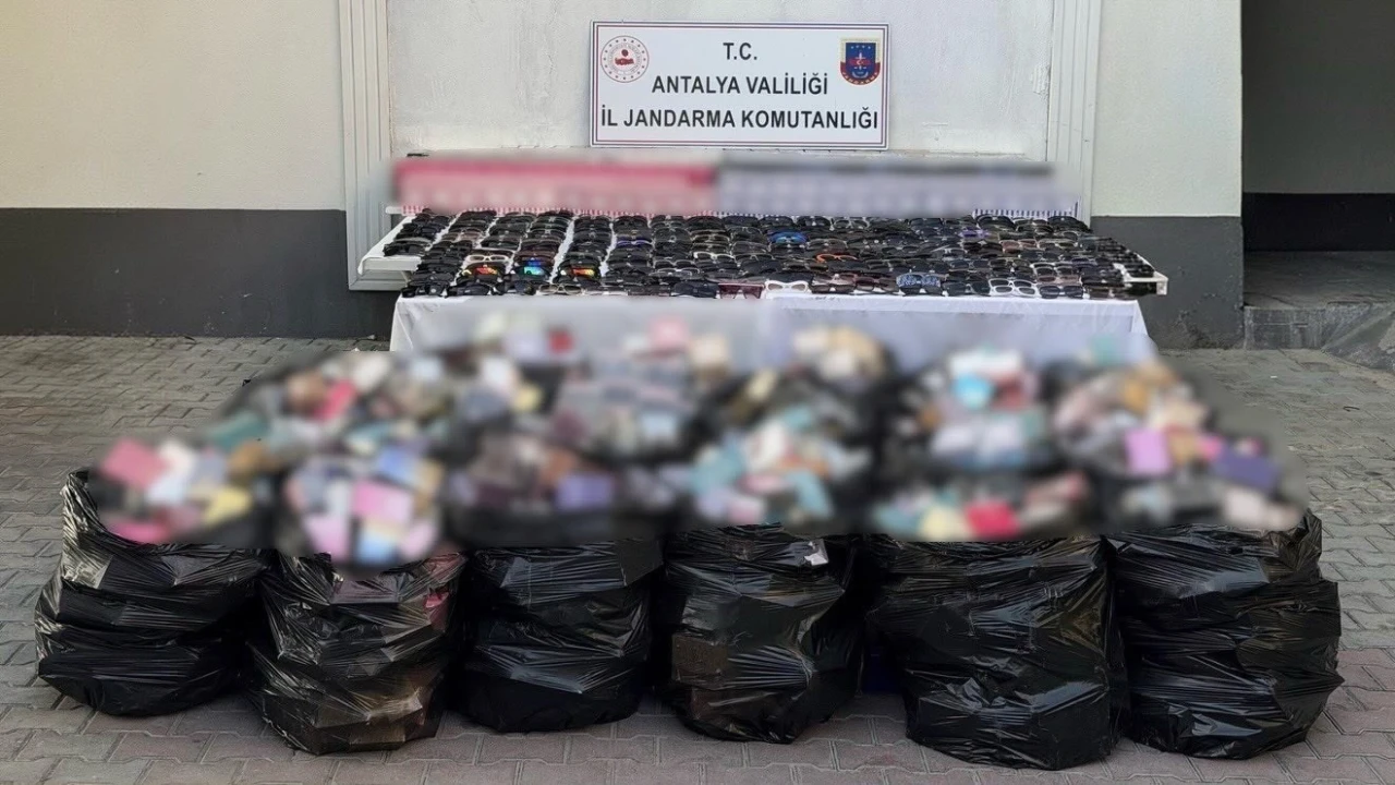 Antalyada 5 milyon liraya yakın kaçak gözlük ve parfüm operasyonu