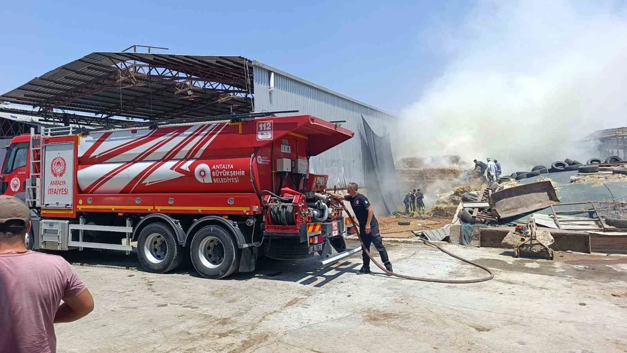 Antalyada besihanede çıkan yangında 60 saman balyası kül oldu