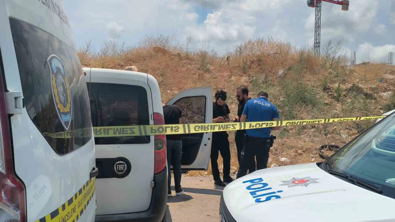 Antalyada bir kişi araç içince ölü bulundu, yakınları sinir krizi geçirdi