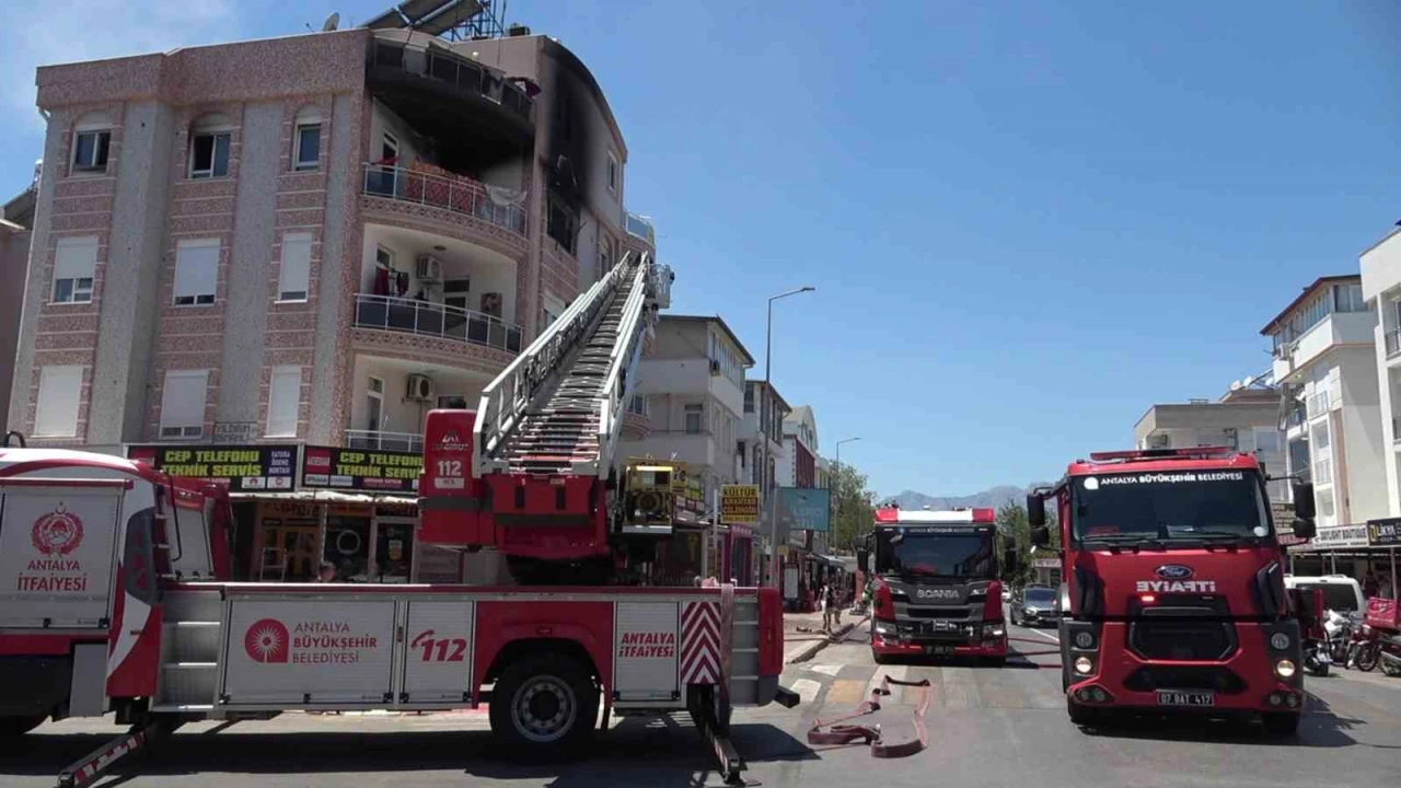 Antalyada dairede çıkan yangında 1i bebek 5 kişi dumandan etkilendi