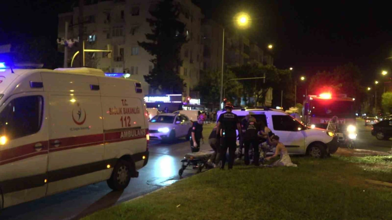 Antalyada iki hafif ticari araç kavşakta çarpıştı: 3 yaralı