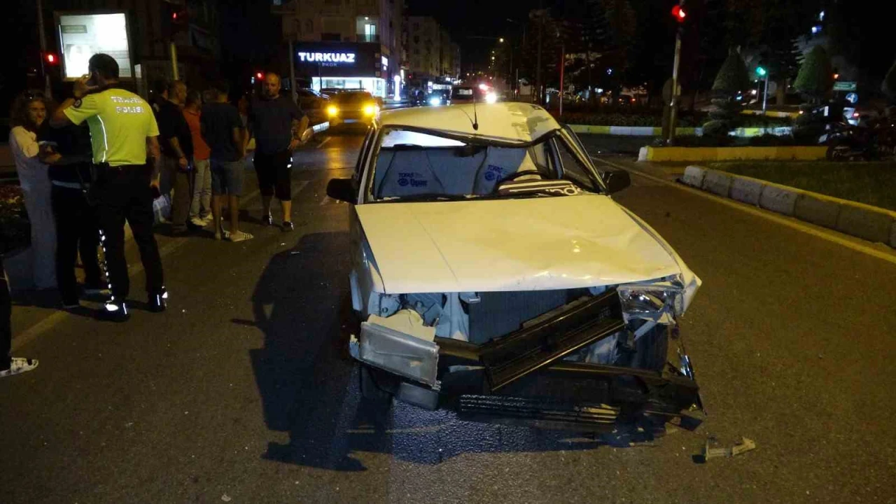 Antalyada motosiklet ile Tofaş otomobil çarpıştı: 2 yaralı