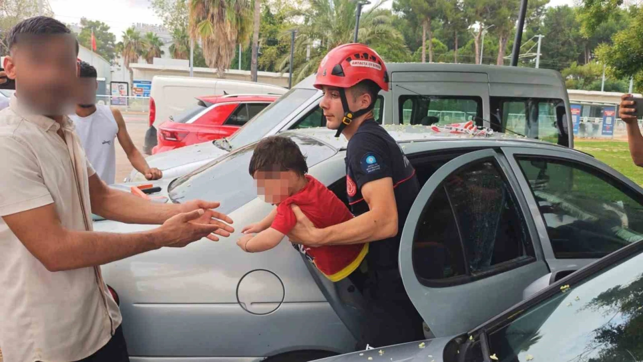 Antalyada otomobilde kilitli kalan çocuğu itfaiye kurtardı