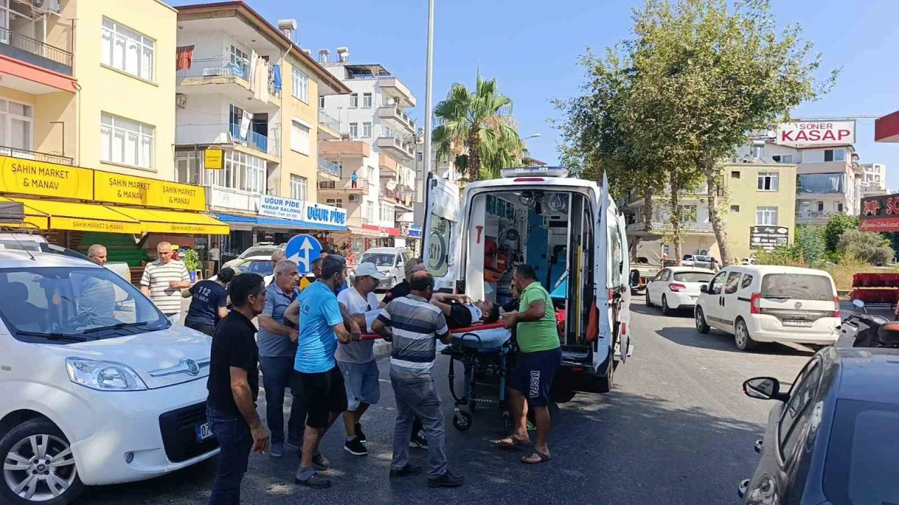 Antalyada U dönüşü yapan araçla çarpışan motosikletteki 2 kişi yaralandı