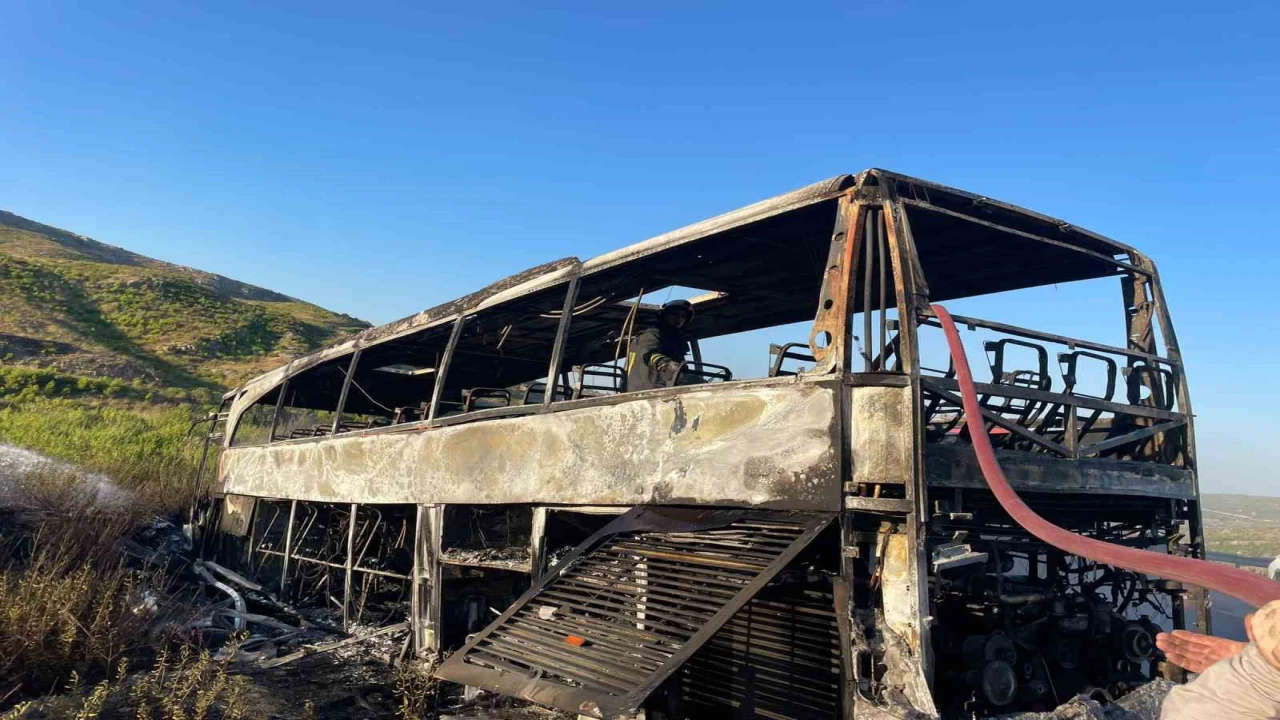 Antalyada yanan yolcu otobüsü hurdaya döndü