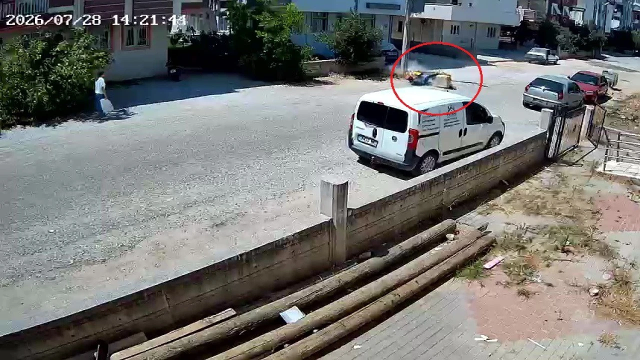 Aşırı sıcaktan etkilenen postacı motosikletiyle aydınlatma direğine çarptı