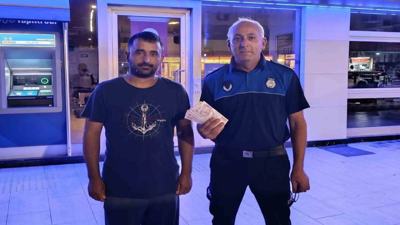ATMde bulduğu parayı zabıtaya teslim etti