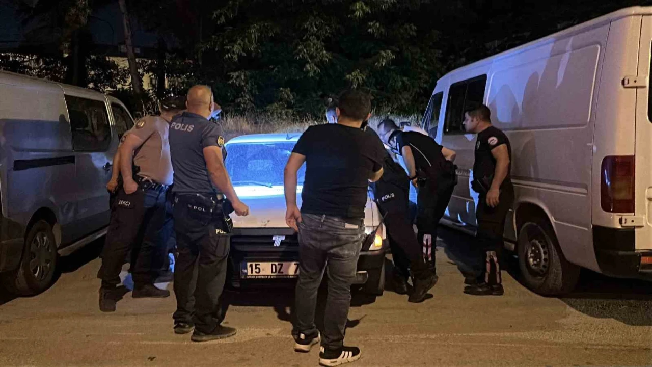 Burdurda aracın içinde hareketsiz bulunan genç hastanede hayatını kaybetti