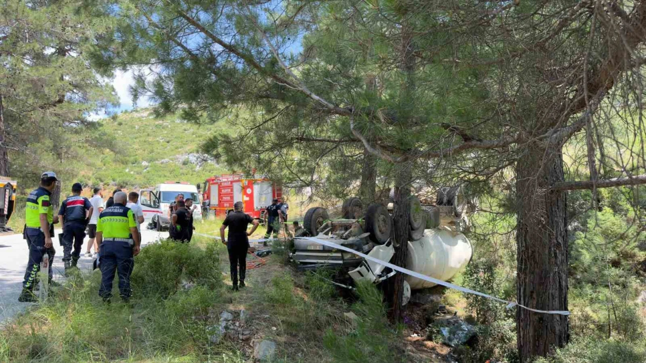 Burdurda beton mikseri devrildi: 2 yaralı