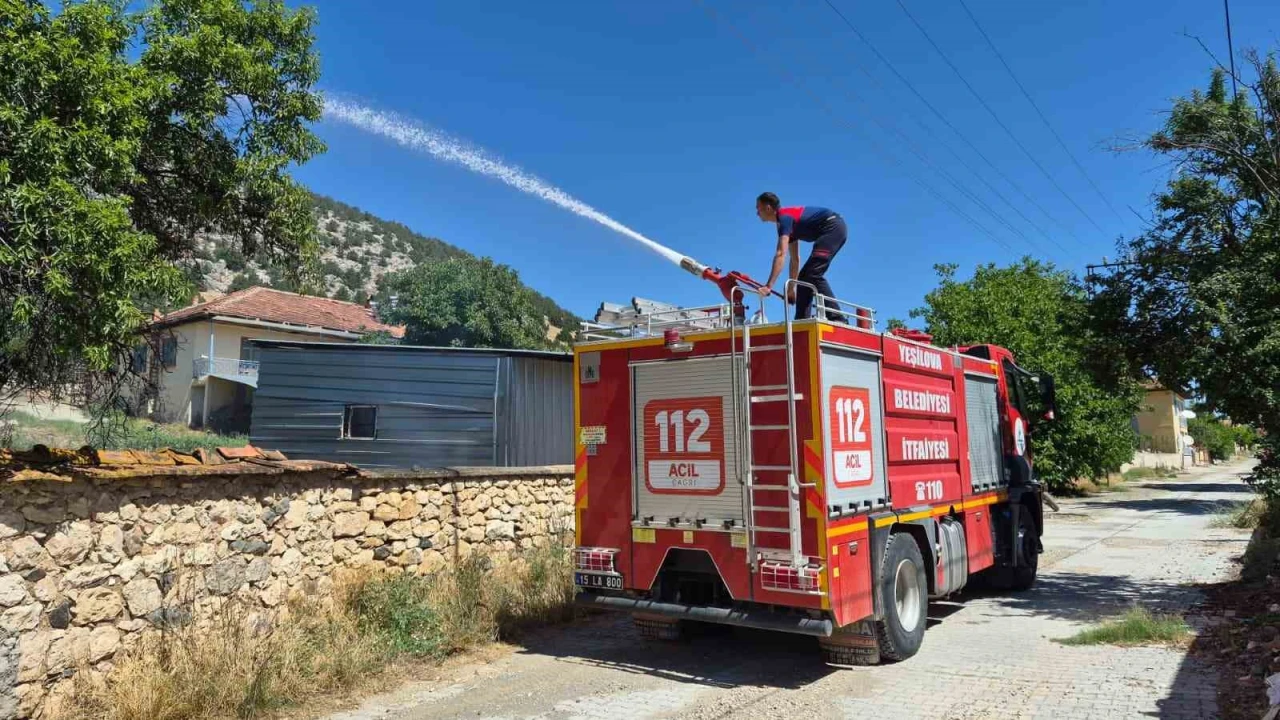 Burdurda ev bahçesinde çıkan yangın çevreye sıçramadan söndürüldü