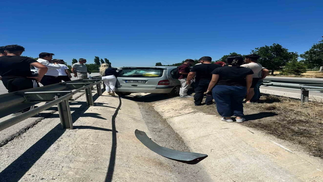 Burdurda otomobil refüje çıktı: 6 yaralı