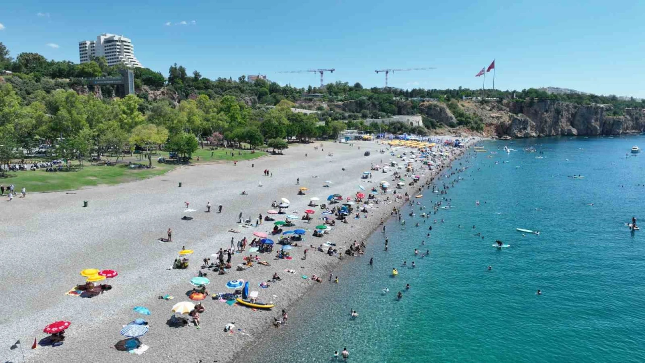 Büyükşehirden Konyaaltı Sahilinde 7/24 temizlik mesaisi