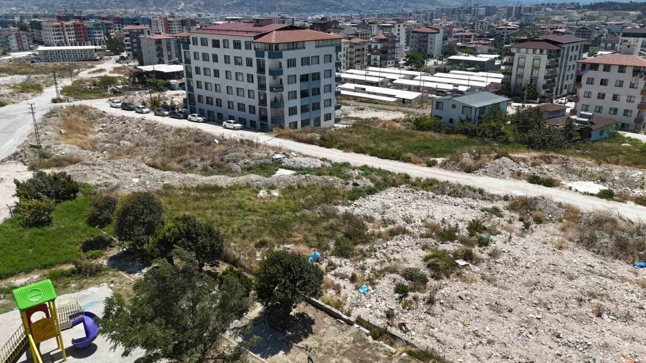 Defne Belediyesinin kaçak dökümlere Dur diyememesi, sokakta moloz dağları oluşmasına neden oldu