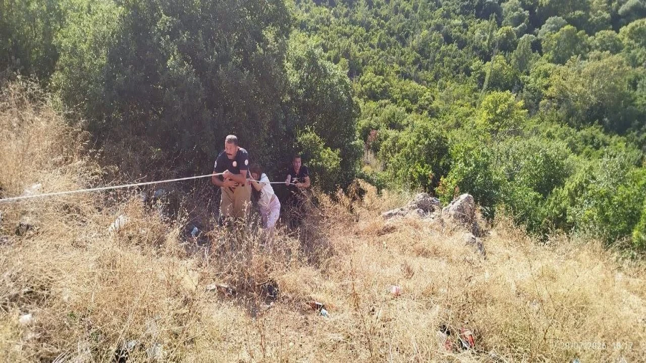 Defnede indiği uçurumdan çıkamayan vatandaşı itfaiye kurtardı
