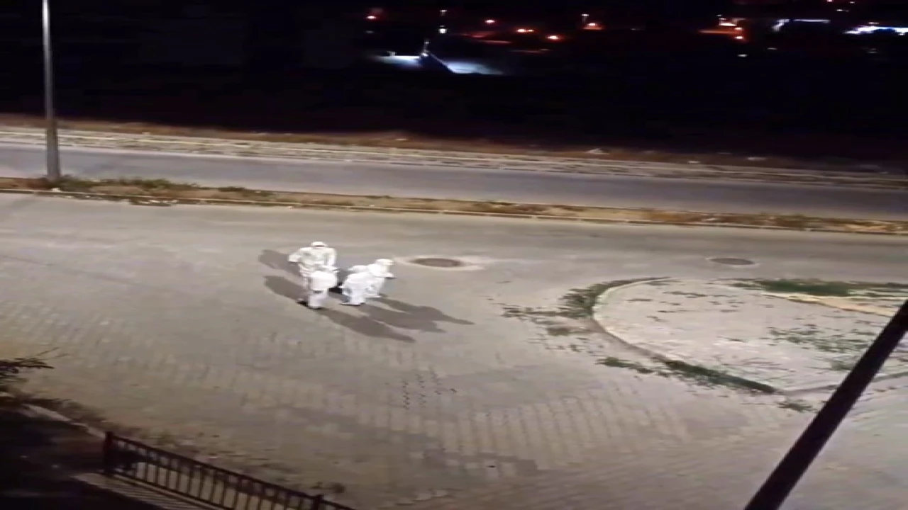 Elbistanda gece görülen beyaz koruyucu tulum giyen şahıslar merak uyandırdı
