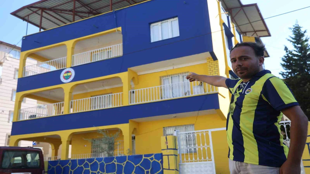 Fanatik ailenin sarı laciverte boyatıp, amblem koydurduğu ‘Fenerbahçeli ev simge haline geldi