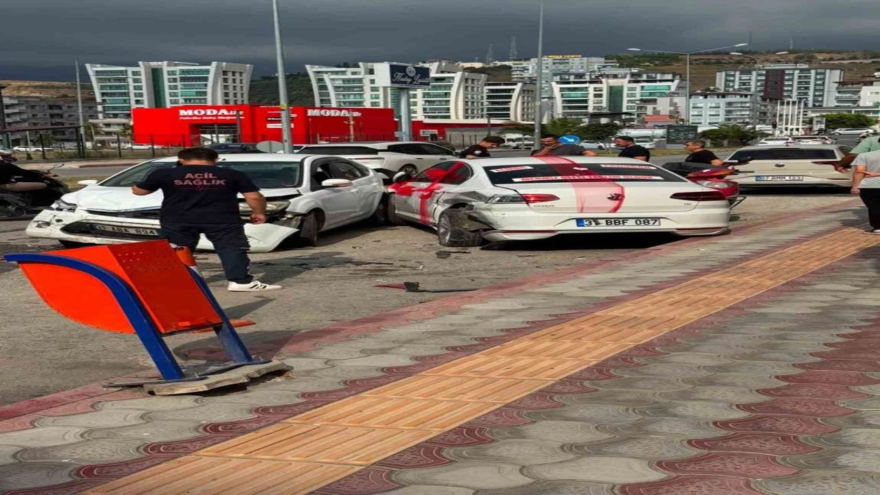 Gelin arabası otomobille çarpıştı: 1 yaralı