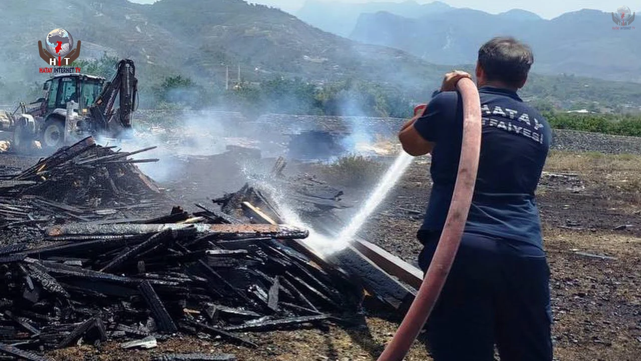 Hatay'da Ahşap Palet Deposunda Yangın