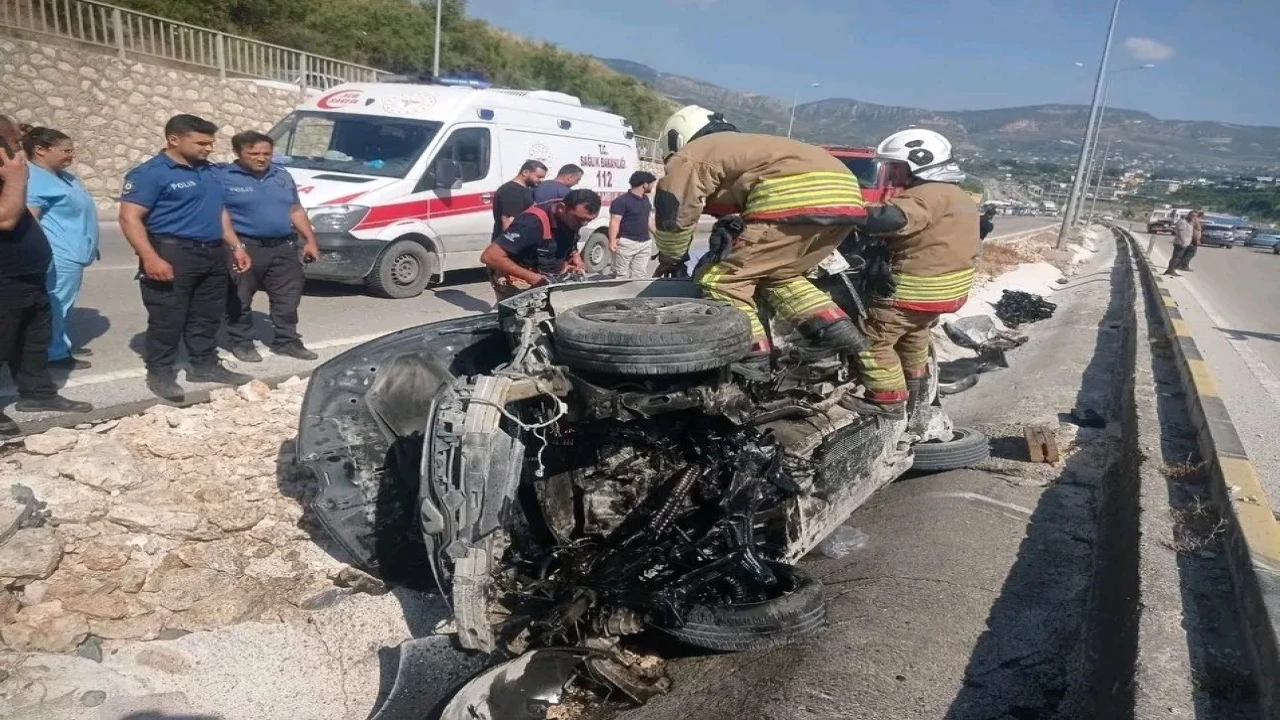 Hatayda otomobil refüje çarptı: 1i ağır 3 yaralı