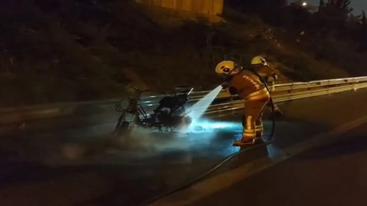 İskenderunda motosiklet alevlere teslim oldu