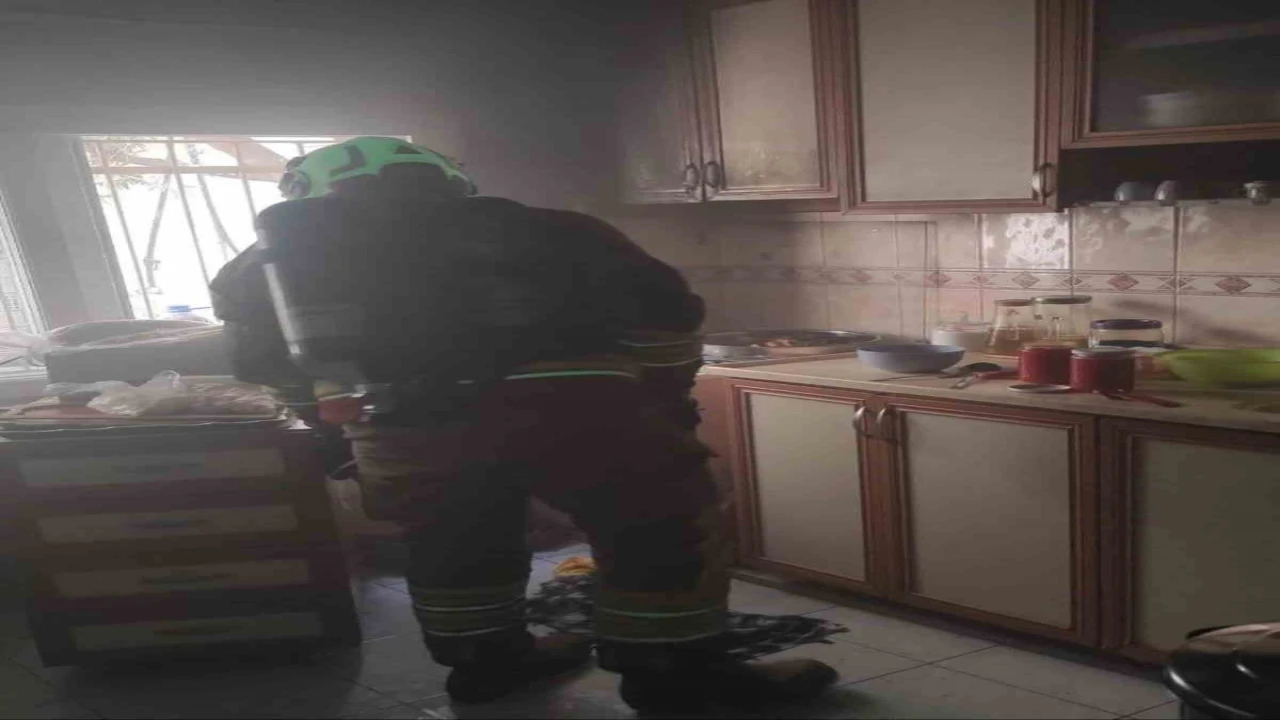 İskenderunda ocakta unutulan yemek yangına neden oldu