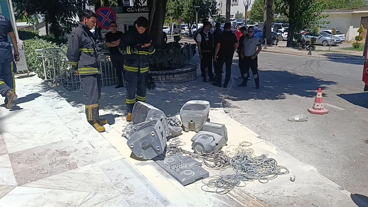 İşletme sahibi 800 bin lira ceza yemesine sebep olan ses sistemini belediye önünde benzin döküp yaktı