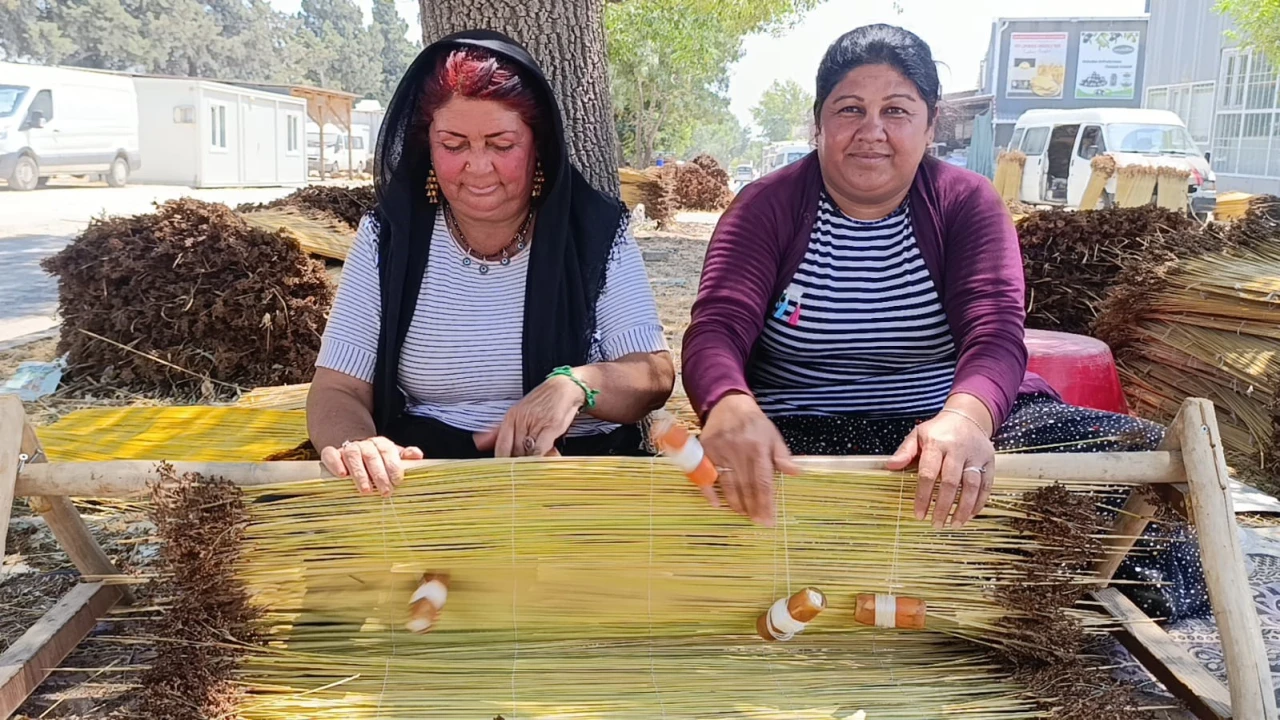 Kahramanmaraşın asırlık tarhana geleneğini yaşatan doğal çiğ ustaları naylon ürünlere karşı direniyor